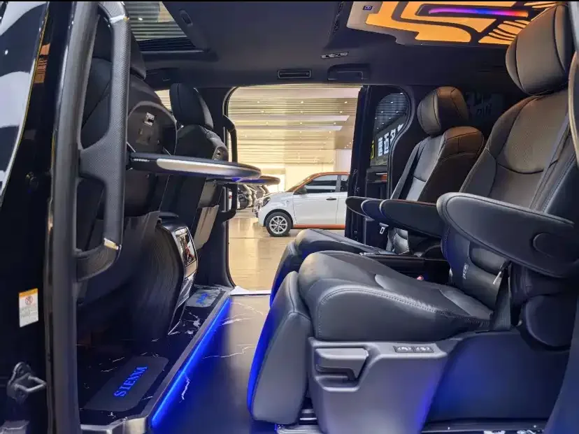 Toyota Sienna SIENNA 2023 2.5L Hybrid Premium Edition 2024 — миниатюра 2