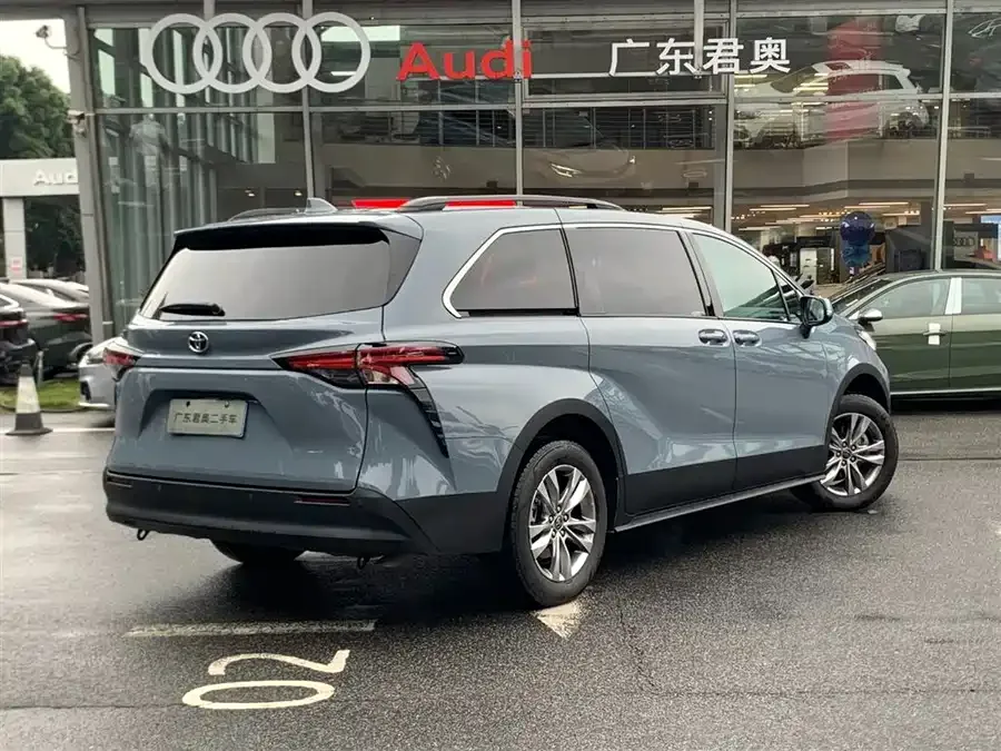 Toyota Sienna SIENNA 2024 2.5L Hybrid Comfort Edition 2025 — миниатюра 2