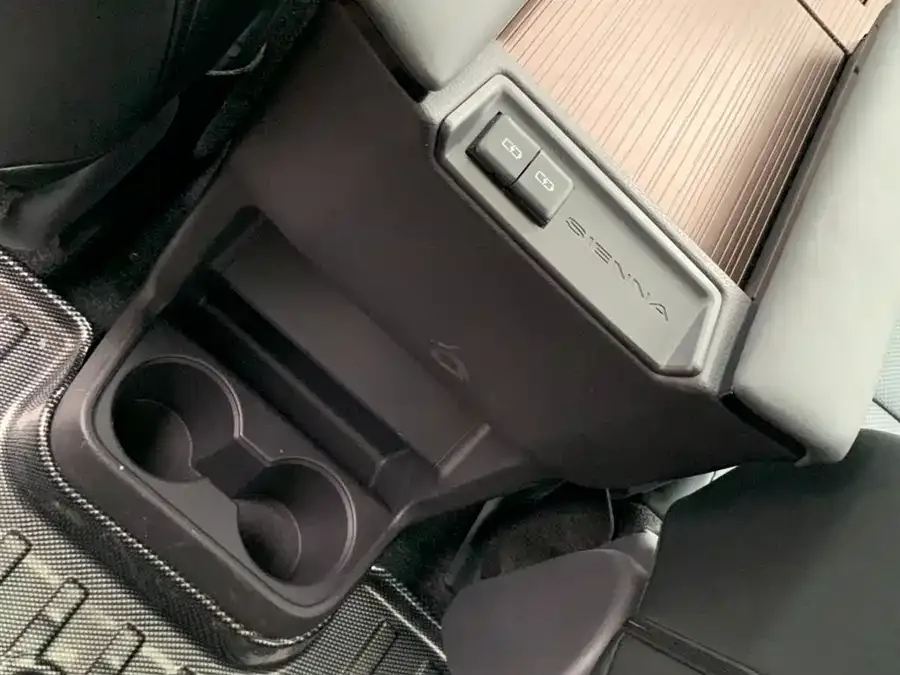 Toyota Sienna SIENNA 2024 2.5L Hybrid Comfort Edition 2025 — миниатюра 4