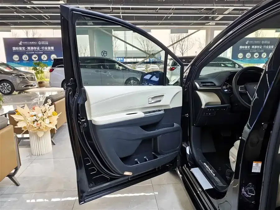 Toyota Sienna SIENNA 2024 2.5L Hybrid Premium Edition 2024 — миниатюра 3