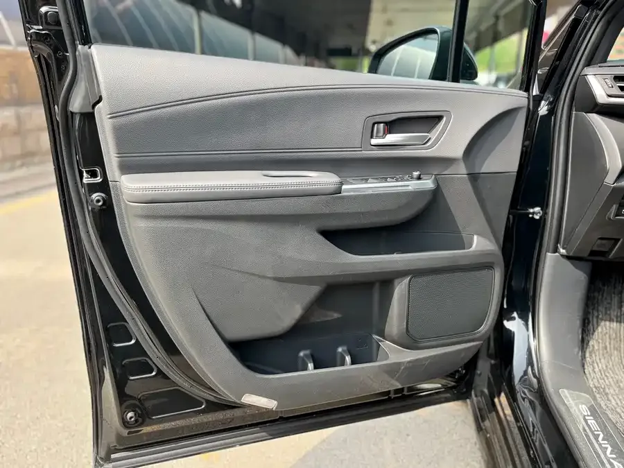 Toyota Sienna SIENNA 2024 2.5L Hybrid 4WD Premium Edition 2024 — миниатюра 3