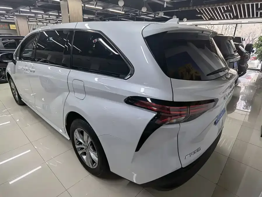 Toyota Sienna SIENNA 2024 2.5L Hybrid Comfort Edition 2025 — миниатюра 4