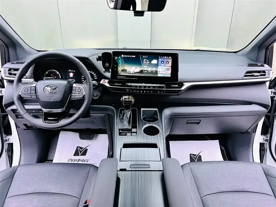Toyota Sienna SIENNA 2024 2.5L Hybrid 4WD Premium Edition 2024 — миниатюра 3