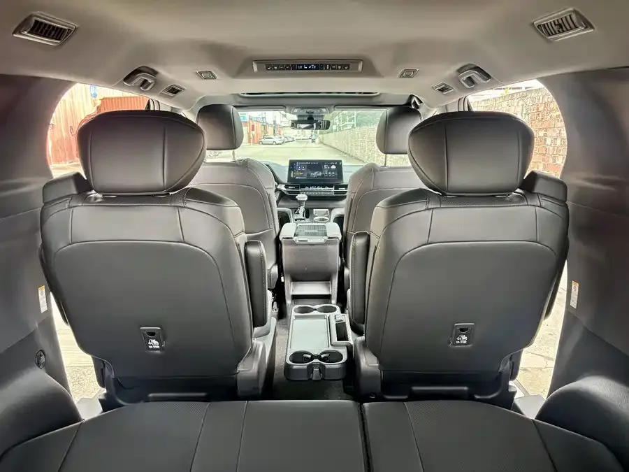 Toyota Sienna SIENNA 2024 2.5L Hybrid 4WD Premium Edition 2025 — миниатюра 4