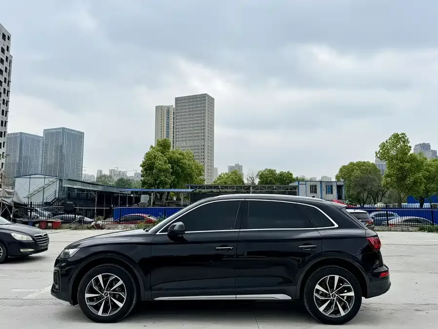 Audi Q5L 2025 45th Anniversary Edition 40 TFSI Fashion Dynamic Edition 2025 — миниатюра 2