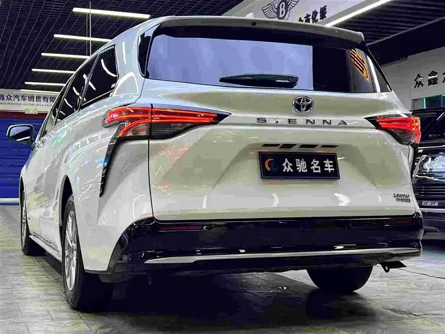 Toyota Sienna SIENNA 2023 2.5L Hybrid Premium Edition 2023 — миниатюра 3