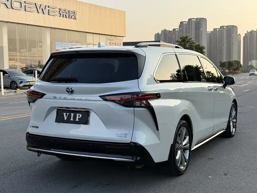 Toyota Sienna SIENNA 2023 2.5L Hybrid Premium Edition 2023 — миниатюра 2