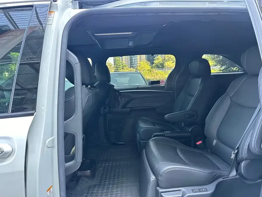 Toyota Sienna SIENNA 2021 2.5L Hybrid Premium Edition 2022 — миниатюра 2