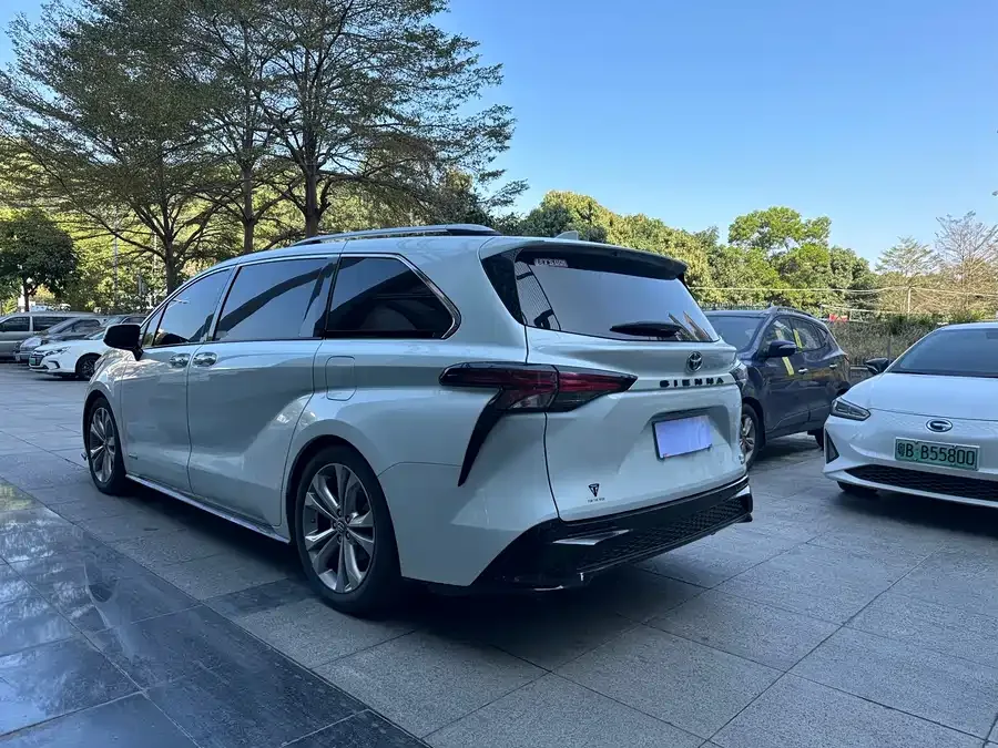 Toyota Sienna SIENNA 2021 2.5L Hybrid Premium Edition 2022 — миниатюра 3