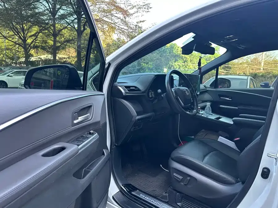 Toyota Sienna SIENNA 2021 2.5L Hybrid Premium Edition 2022 — миниатюра 4
