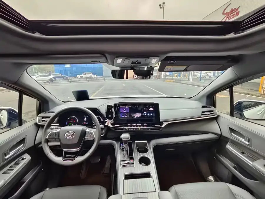 Toyota Sienna SIENNA 2024 2.5L Hybrid 4WD Premium Edition 2025 — миниатюра 2