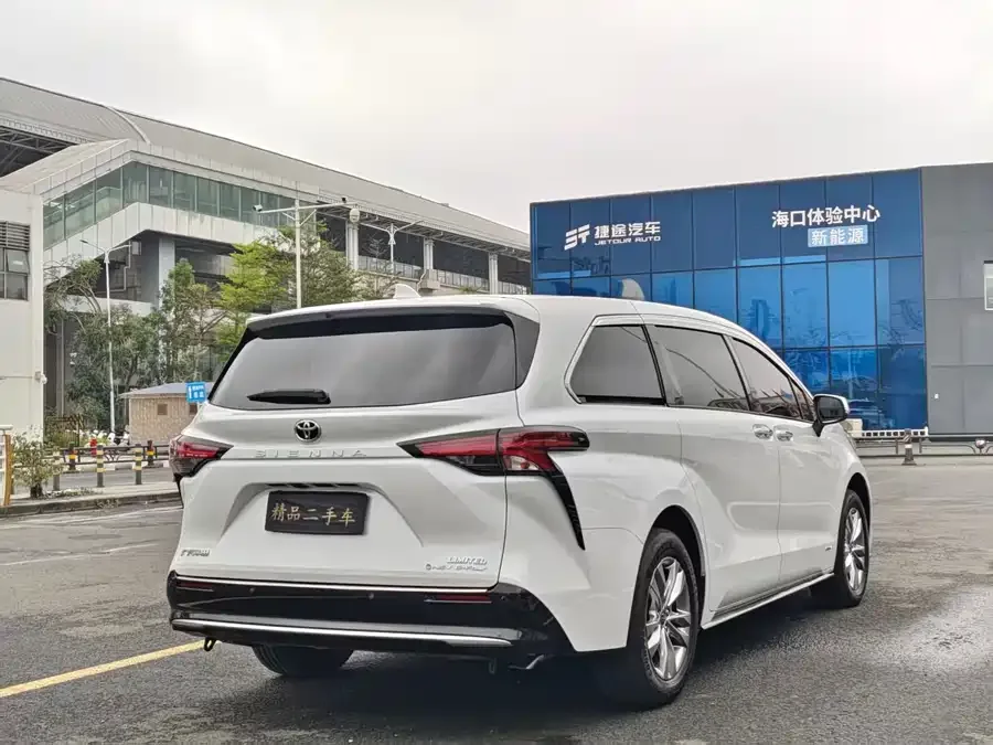 Toyota Sienna SIENNA 2024 2.5L Hybrid 4WD Premium Edition 2025 — миниатюра 3