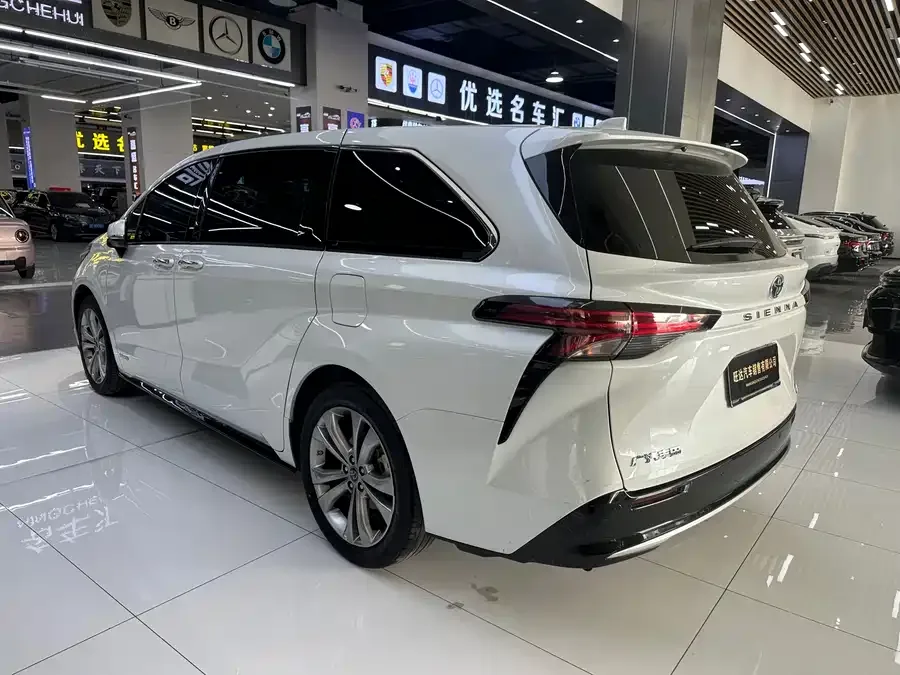 Toyota Sienna SIENNA 2023 2.5L Hybrid Premium Edition 2024 — миниатюра 3