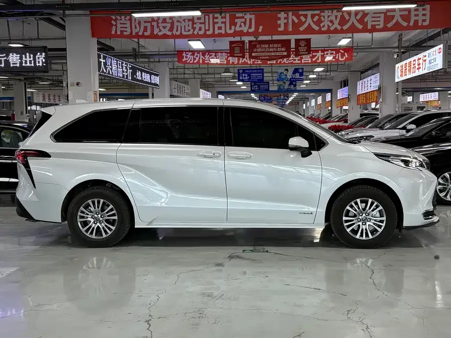 Toyota Sienna SIENNA 2023 2.5L Hybrid Comfort Edition 2023 — миниатюра 4