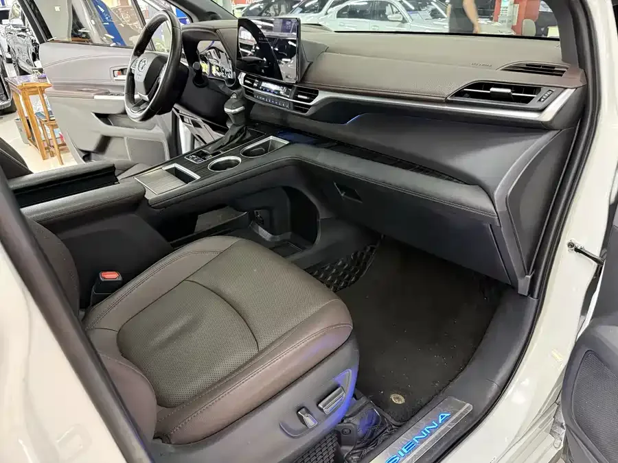 Toyota Sienna SIENNA 2021 2.5L Hybrid Platinum Edition 2022 — миниатюра 5