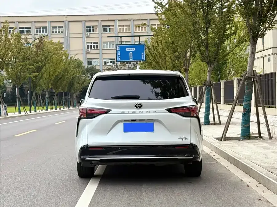 Toyota Sienna SIENNA 2024 2.5L Hybrid Premium Edition 2024 — миниатюра 2