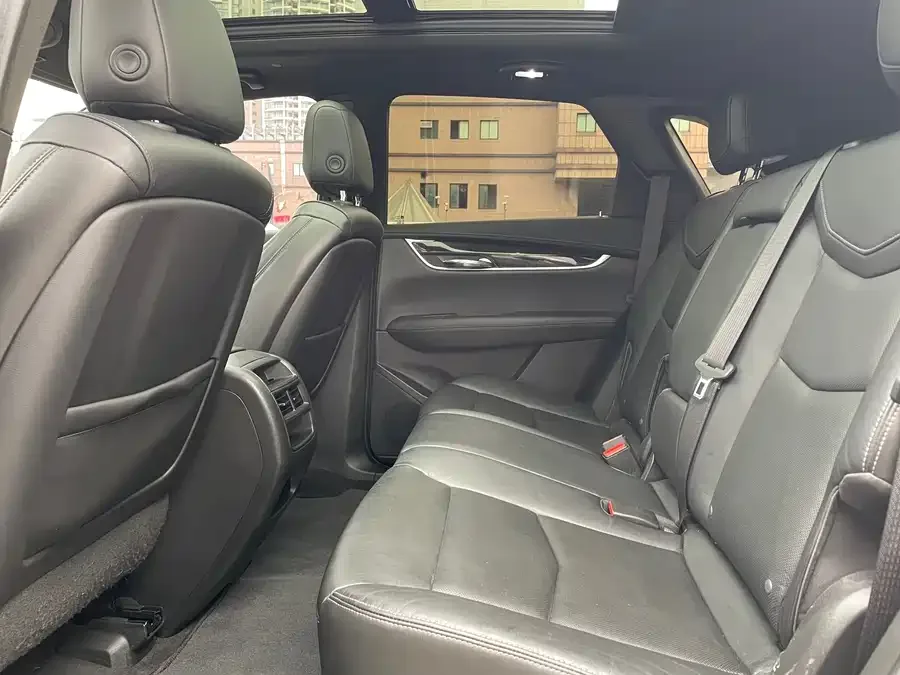 Cadillac XT4 2022 28T two-wheel drive fashion model 2022 — миниатюра 3