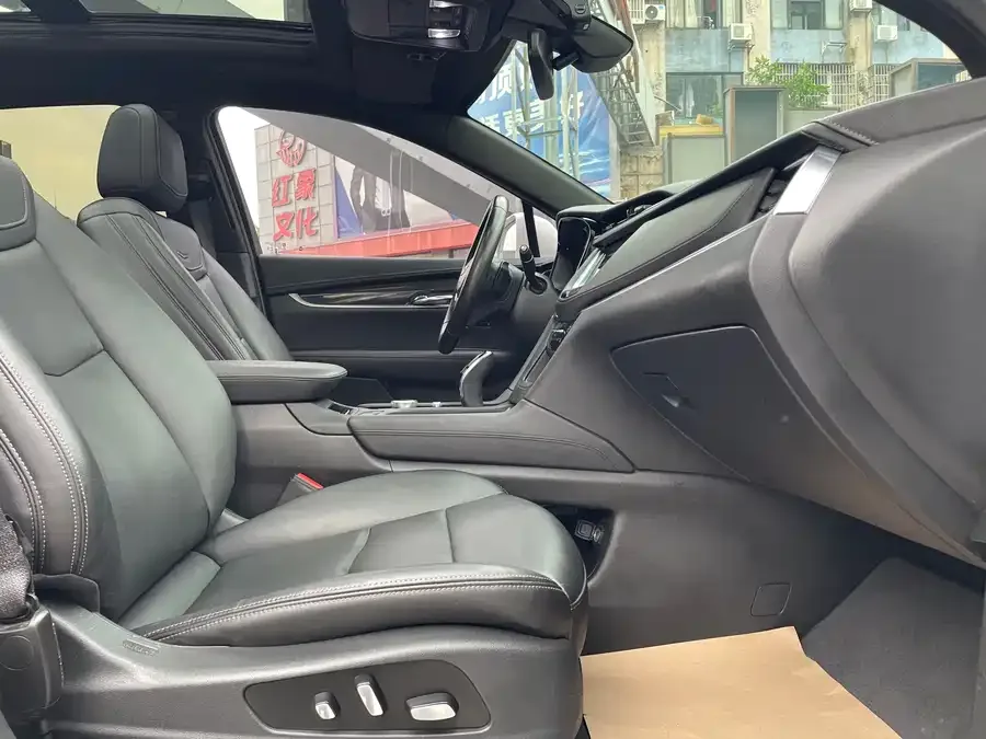 Cadillac XT4 2022 28T two-wheel drive fashion model 2022 — миниатюра 4