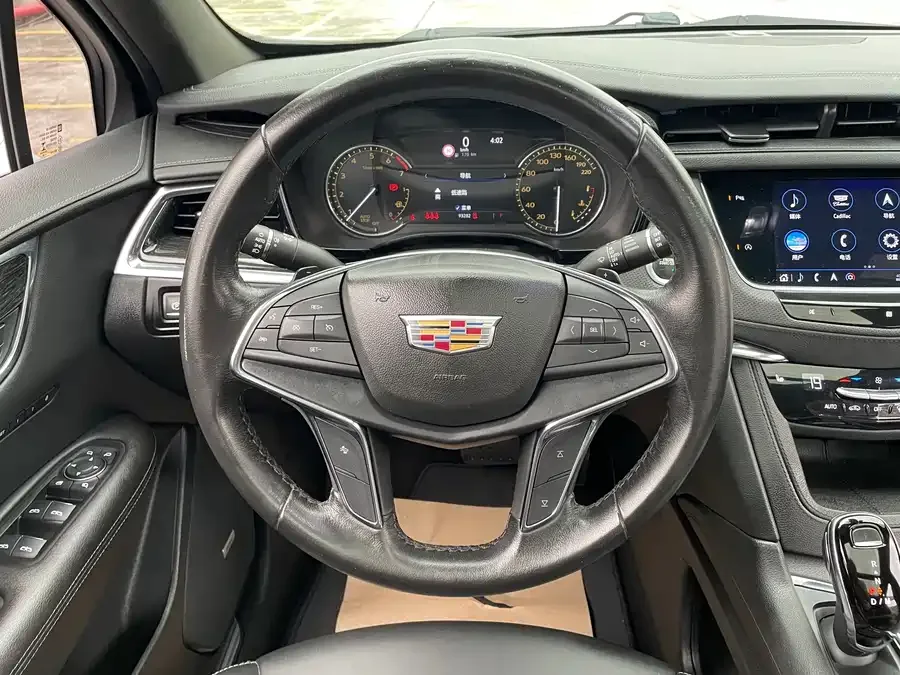 Cadillac XT4 2022 28T two-wheel drive fashion model 2022 — миниатюра 5