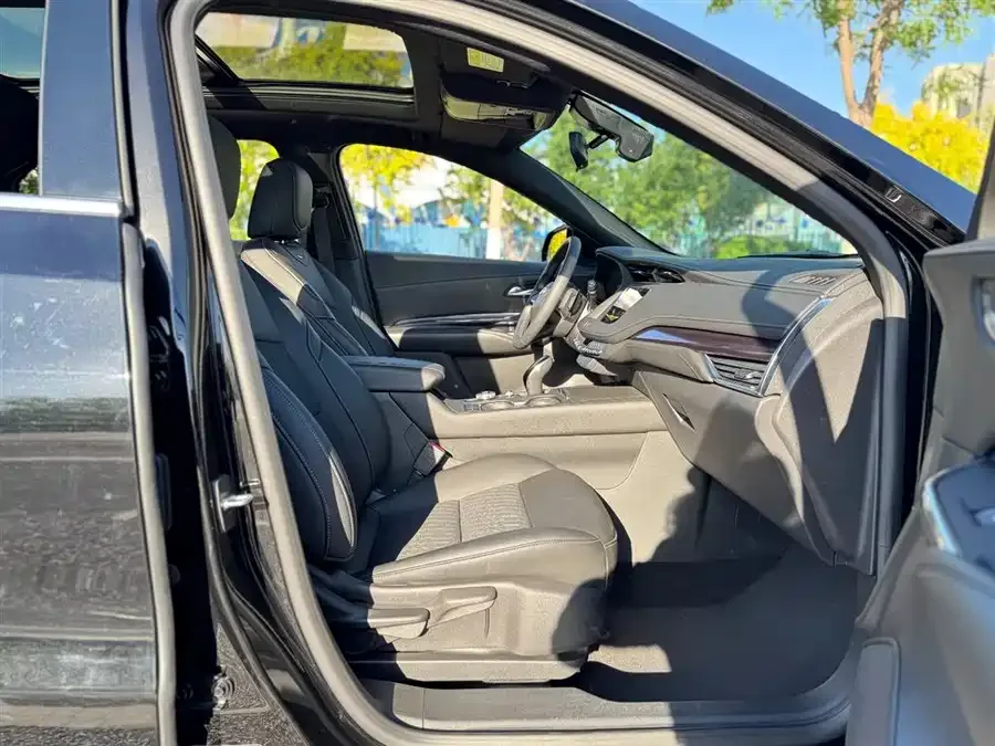Cadillac XT4 2022 28T two-wheel drive fashion model 2022 — миниатюра 3