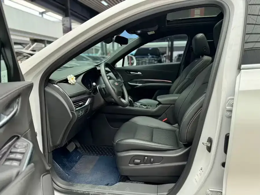 Cadillac XT4 2022 28T two-wheel drive fashion model 2022 — миниатюра 2