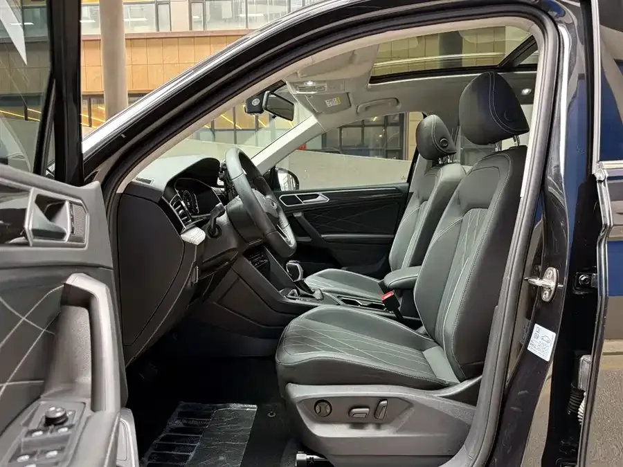 Volkswagen Tiguan L Tiguan L 2025 Outstanding Edition 330TSI Automatic 2WD Dragon Edition 2025 — миниатюра 3