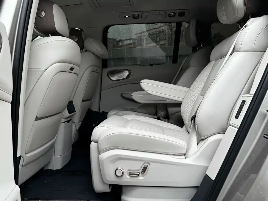 Lynk & Co 900 Lynk & Co 900 2025 2.0T Ultra 6-seater 2025 — миниатюра 2