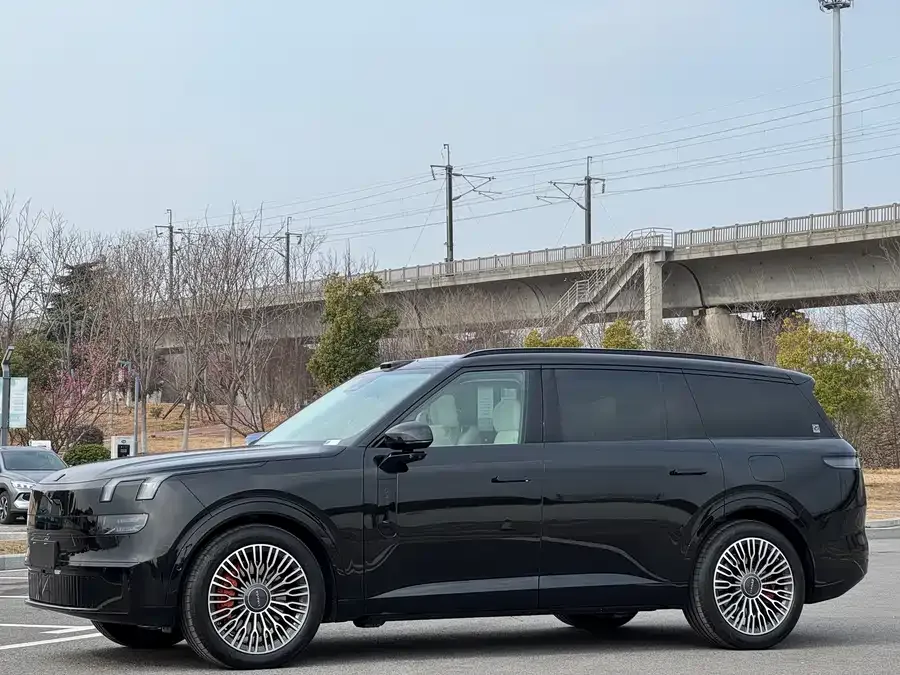 Lynk & Co 900 2025