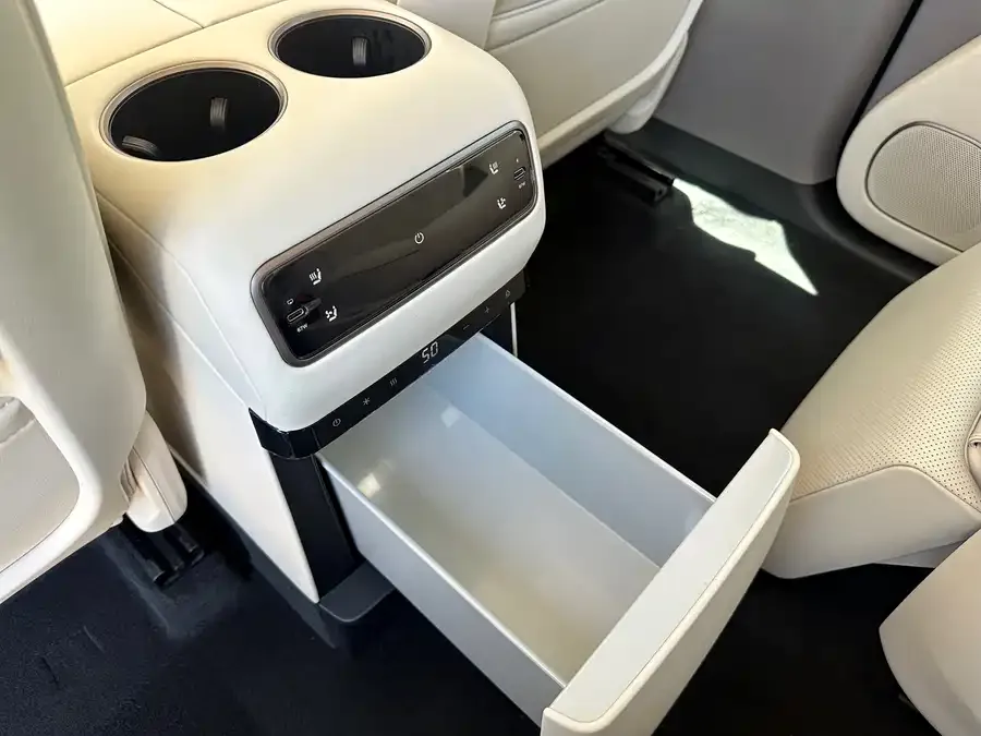 Li Ideal i8 Ideal i8 2025 Standard Edition 2025 — миниатюра 2