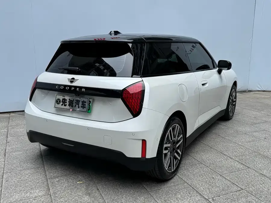 MINI electric COOPER Electric MINI COOPER 2025 456km COOPER E Classic 2025 — миниатюра 2