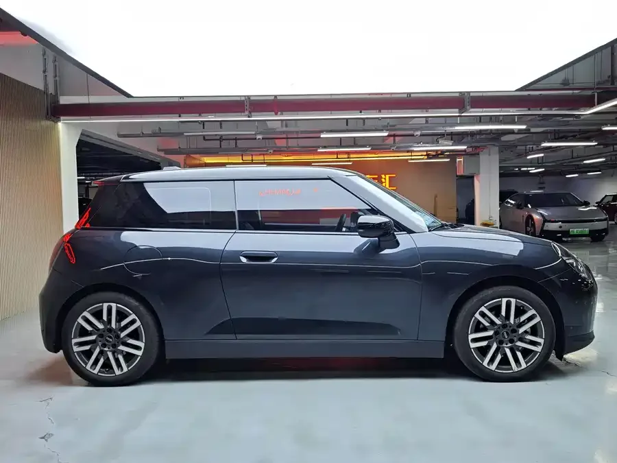 MINI electric COOPER Electric MINI COOPER 2024 456km COOPER E Classic 2024 — миниатюра 2