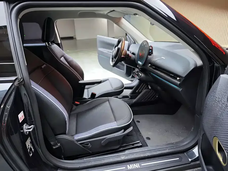 MINI electric COOPER Electric MINI COOPER 2024 456km COOPER E Classic 2024 — миниатюра 4