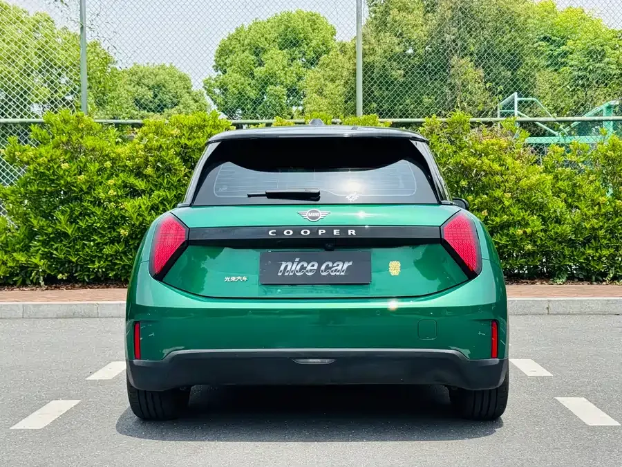 MINI electric COOPER Electric MINI COOPER 2024 456km COOPER E Classic 2024 — миниатюра 2