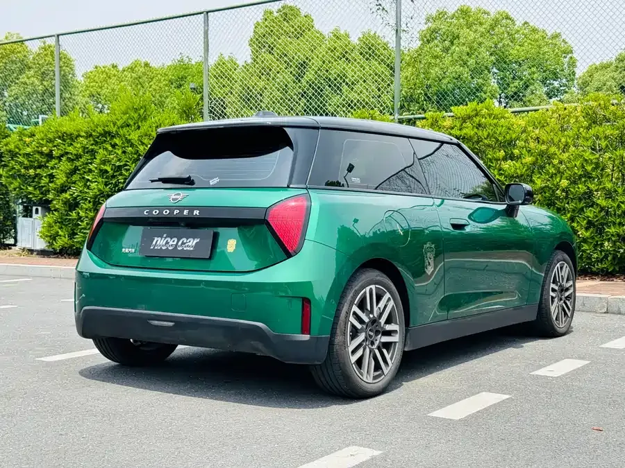 MINI electric COOPER Electric MINI COOPER 2024 456km COOPER E Classic 2024 — миниатюра 4