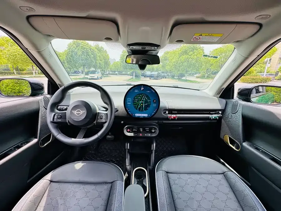 MINI electric COOPER Electric MINI COOPER 2024 456km COOPER E Classic 2024 — миниатюра 5