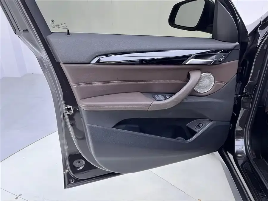 BMW X1 2022 sDrive25Li Leading Edition 2023 — миниатюра 5