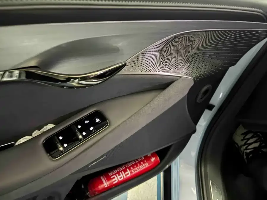 Voyah Lantu light chasing Lantu Light Chasing 2023 4WD Standard Edition 2023 — миниатюра 4