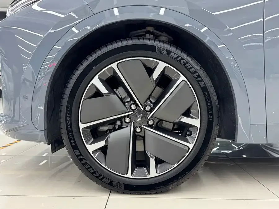 Li Xiang L7 Ideal L7 2025 Max Smart Renewal Edition 2025 — миниатюра 2