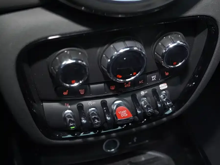 MINI Clubman MINI CLUBMAN 2023 facelift 1.5T COOPER Connoisseur 2023 — миниатюра 3