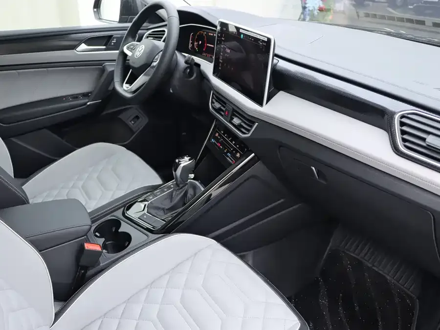 Volkswagen Tayron Tayron 2026 30 Million Unit Selection Edition 330TSI 2025 — миниатюра 3