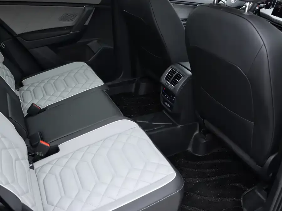 Volkswagen Tayron Tayron 2026 30 Million Unit Selection Edition 330TSI 2025 — миниатюра 4