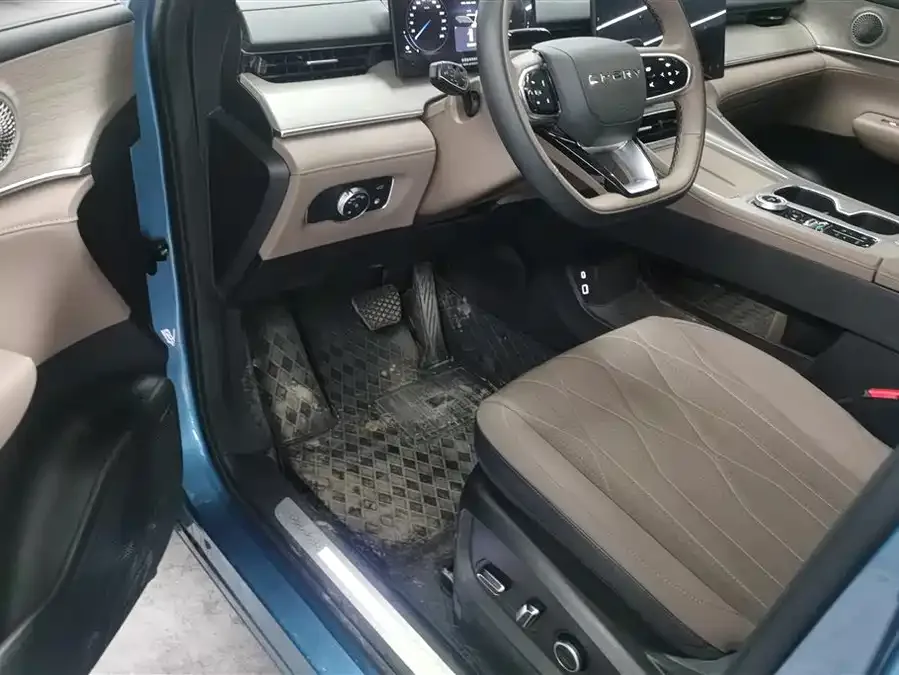Chery Tiggo 8 PLUS C-DM Tiggo 8 PLUS C-DM 2025 1.5T 116km Premium 5-seater 2024 — миниатюра 3