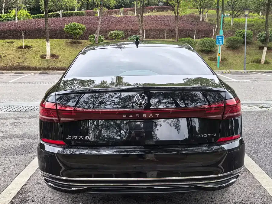 Volkswagen Passat Passat 2023 330TSI Deluxe Edition 2022 — миниатюра 2
