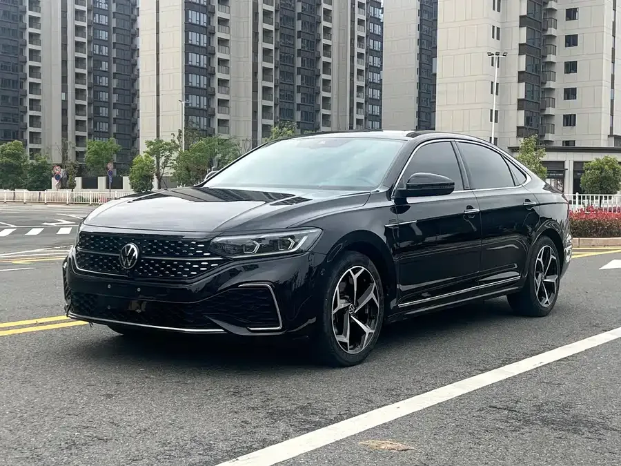 Volkswagen Passat Passat 2023 330TSI Starry Sky Deluxe Edition 2023 — фото 1, купить с доставкой в Москву