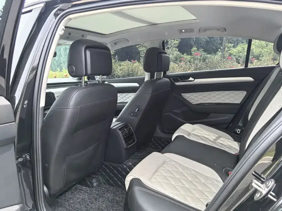 Volkswagen Magotan Magotan 2023 2 million commemorative edition 330TSI DSG luxury model 2023 — миниатюра 2