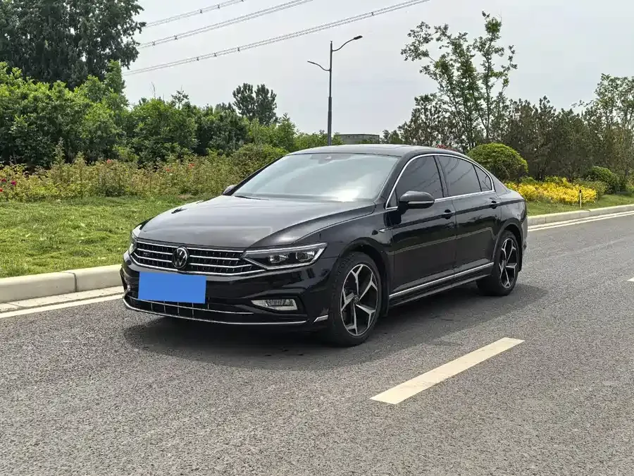 Volkswagen Magotan Magotan 2023 2 million commemorative edition 330TSI DSG luxury model 2023 — фото 1, купить с доставкой в Москву