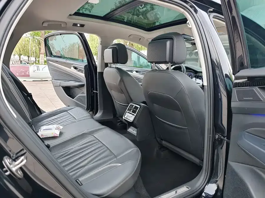 Volkswagen Passat Passat 2022 380TSI Flagship Edition 2022 — миниатюра 4