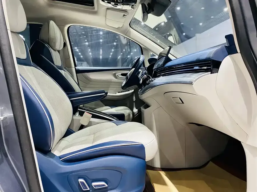 Roewe iMAX8 Roewe iMAX8 2022 400TGI Honor Edition 2022 — миниатюра 3