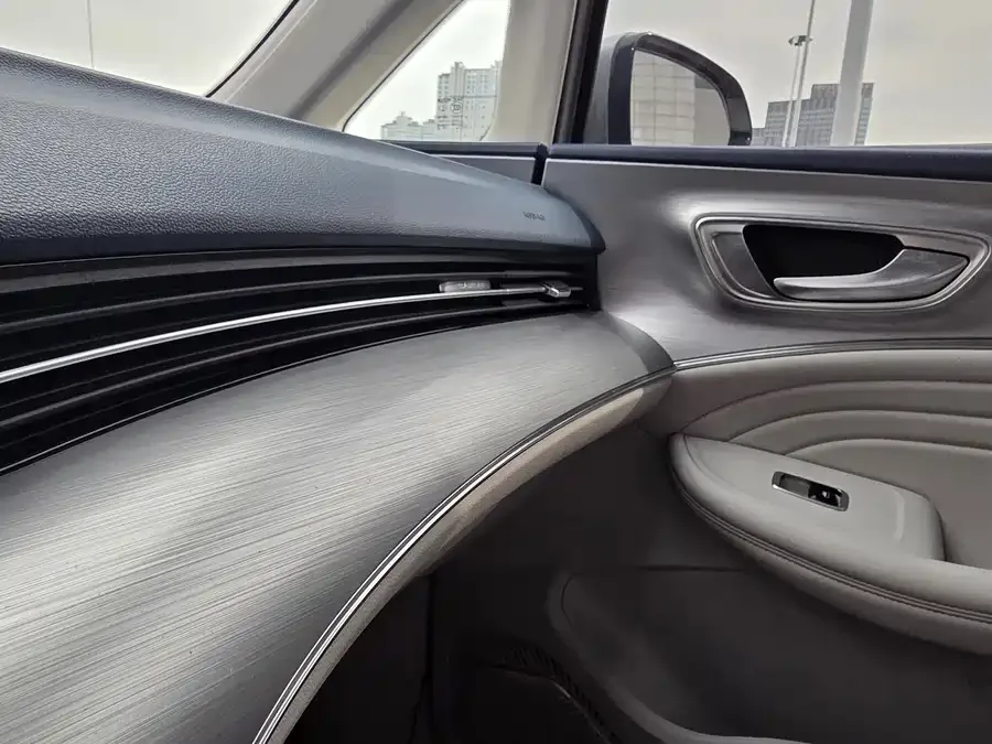 Roewe iMAX8 Roewe iMAX8 2022 400TGI Gathering Edition 2022 — миниатюра 4