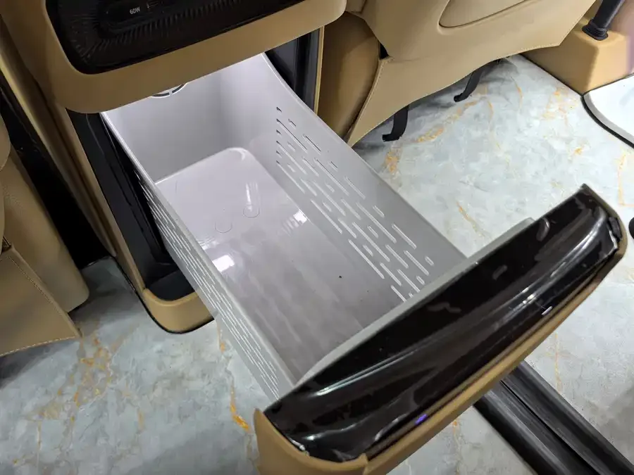 Voyah Lantu Dreamer 2025 Lantu Dreamer PHEV 4WD Premium Kunpeng Edition 2025 — миниатюра 4